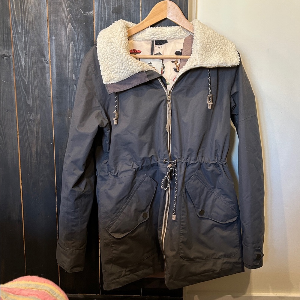 Burton Dryride Ski Jacket in Grey/Shearling